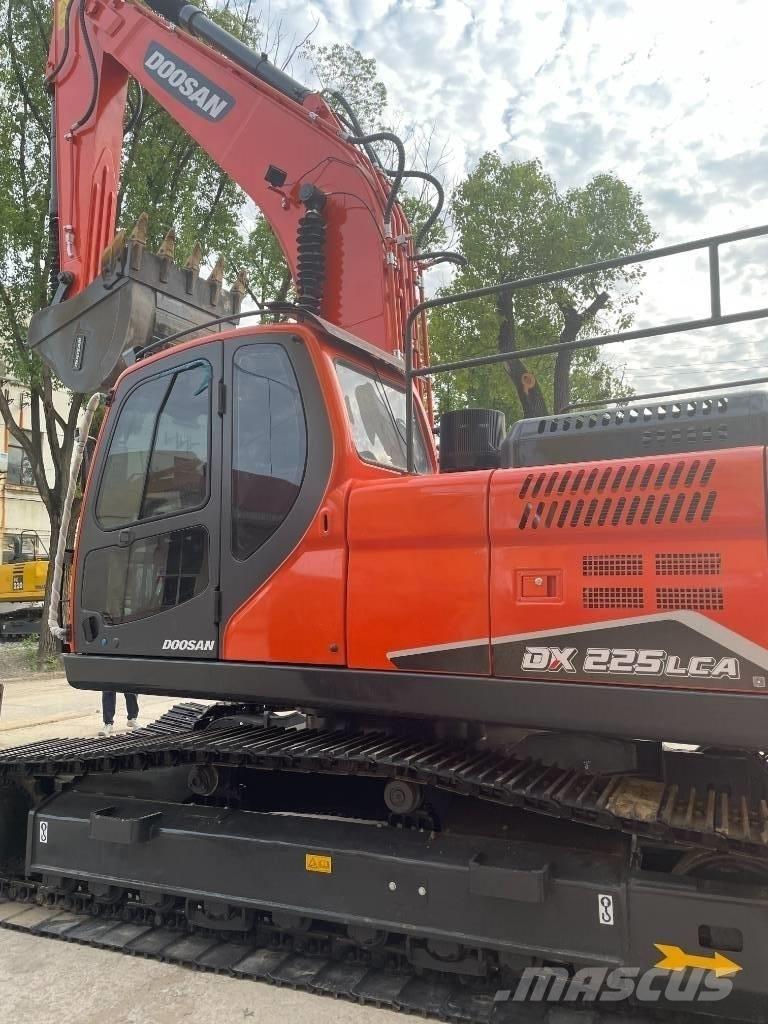 Doosan DX 225 中型挖掘机