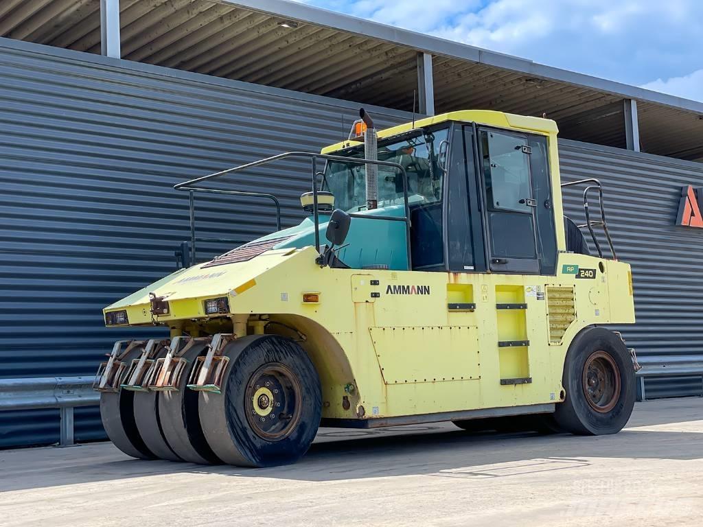 Ammann AP 240 胶轮压路机