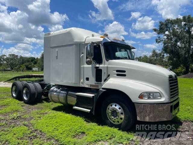 Mack CXU613 Pinnacle 牵引车