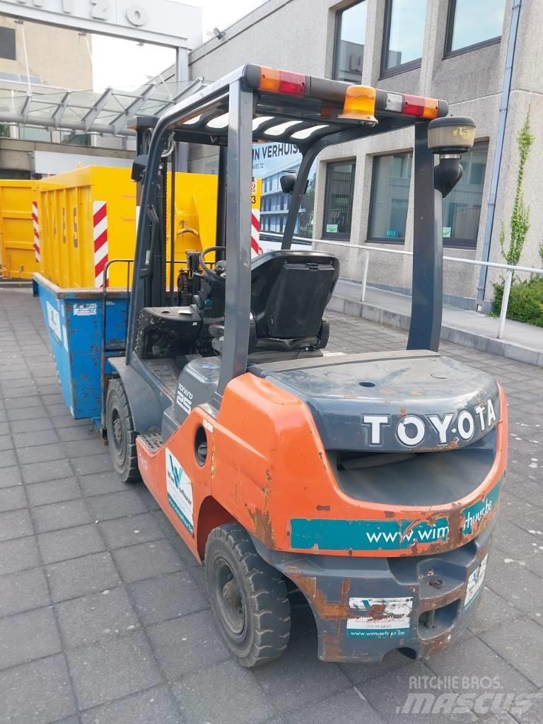 Toyota 8 FDF 25 柴油叉车