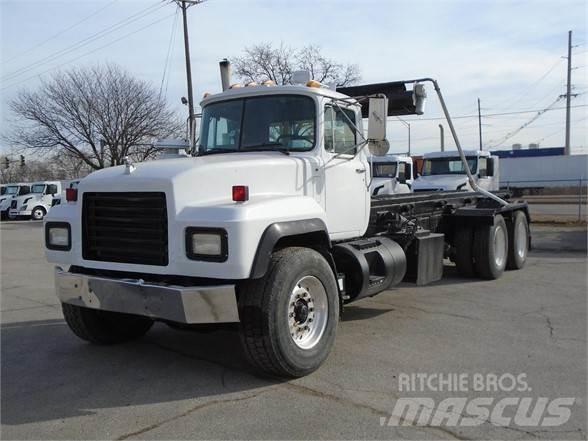 Mack RD600 工程吊钩车