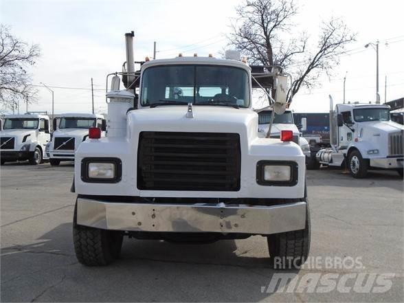 Mack RD600 工程吊钩车