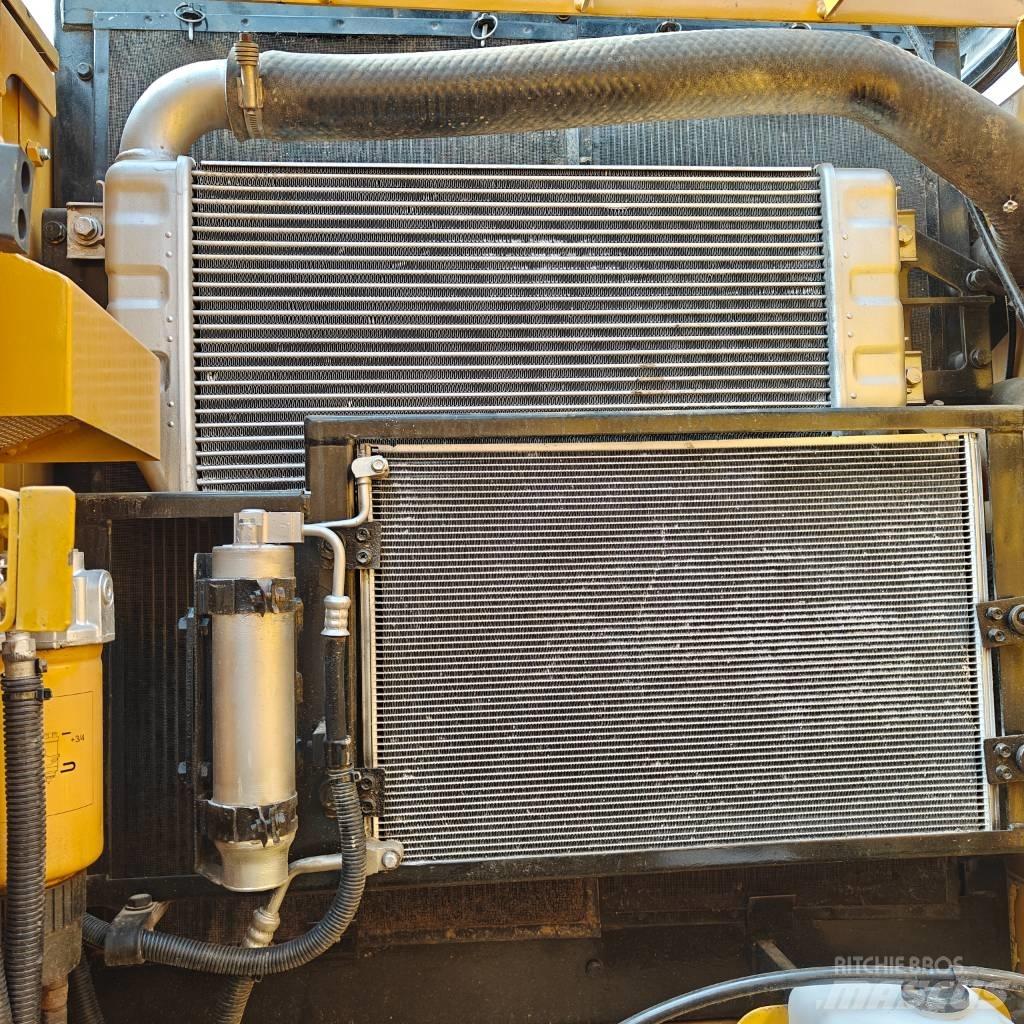 CAT 323D2 履带挖掘机