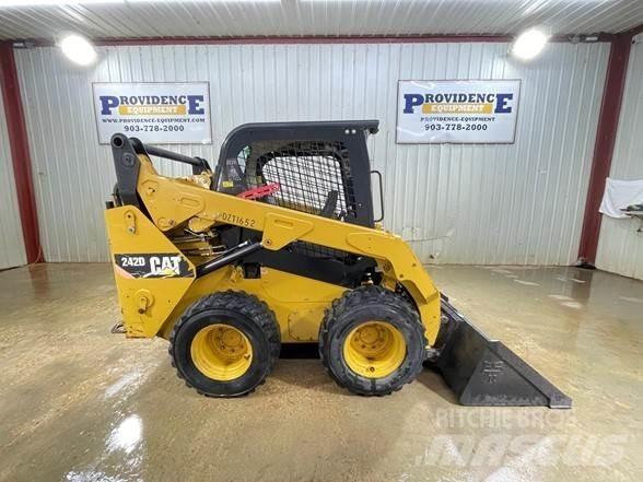 CAT 242D 滑移装载机