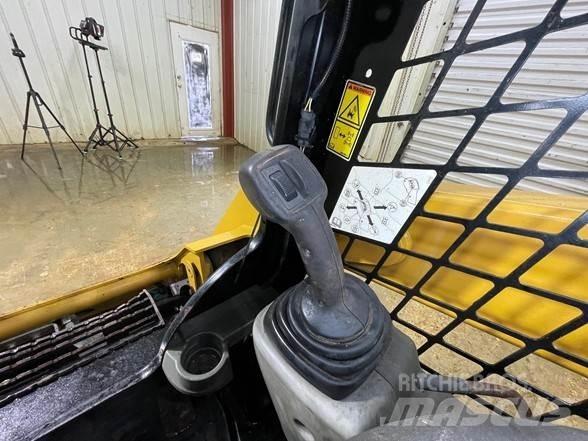 CAT 242D 滑移装载机