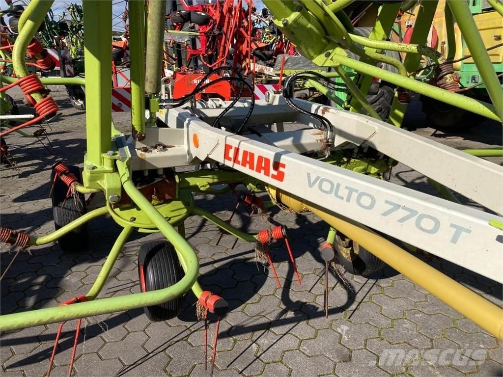CLAAS Volto 770 T 犁耙和摊草机