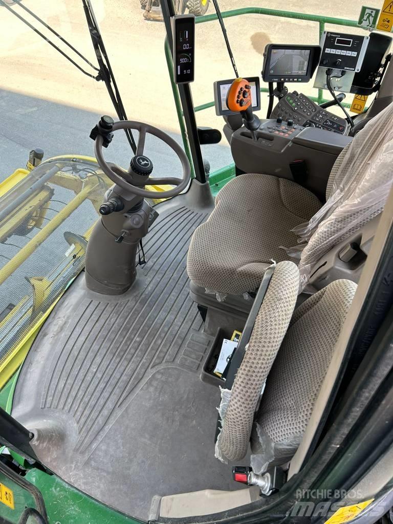 John Deere 8300i 自走式青贮饲料收割机
