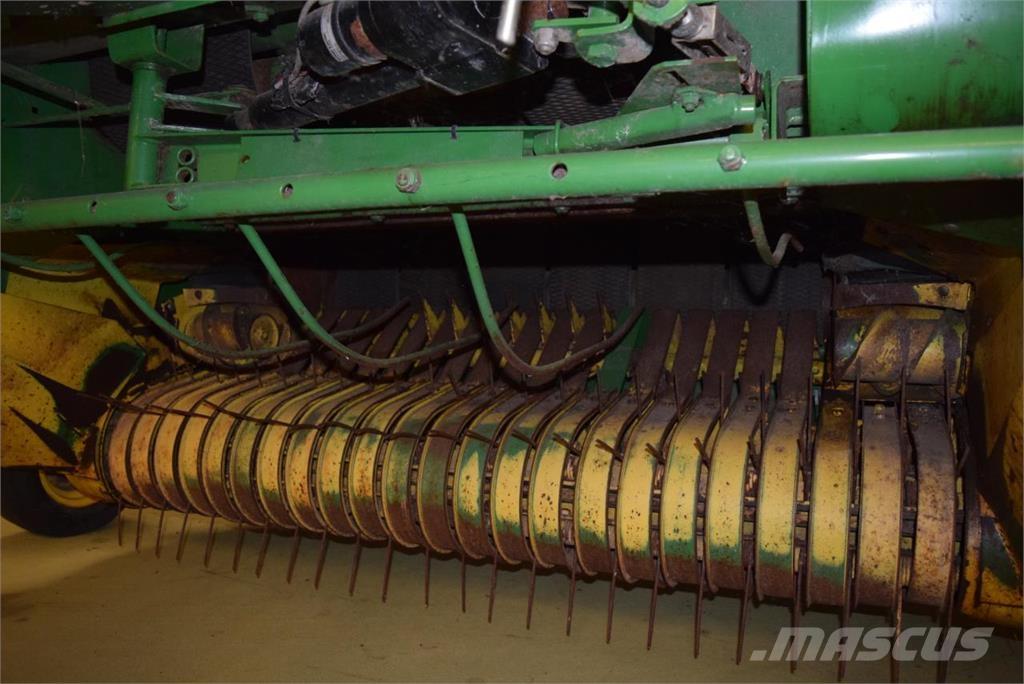 John Deere 580 圆捆打捆机