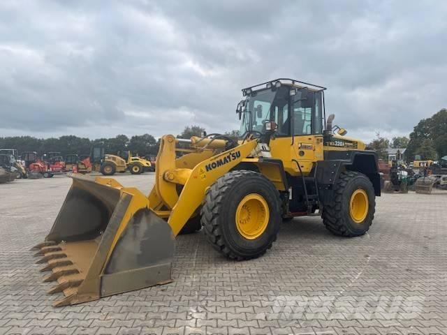 Komatsu WA 320 轮式装载机