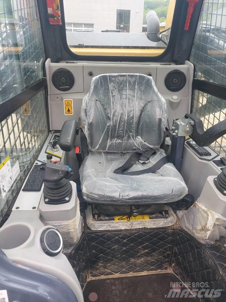 XCMG XC 7-TV12 滑移装载机