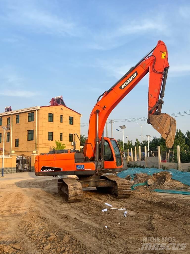 Doosan DX225LC-9C 履带挖掘机