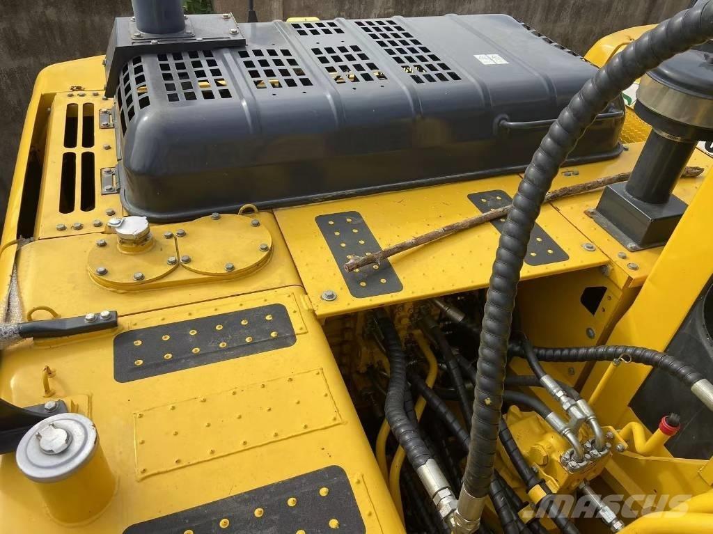 Komatsu PC 220-8 中型挖掘机