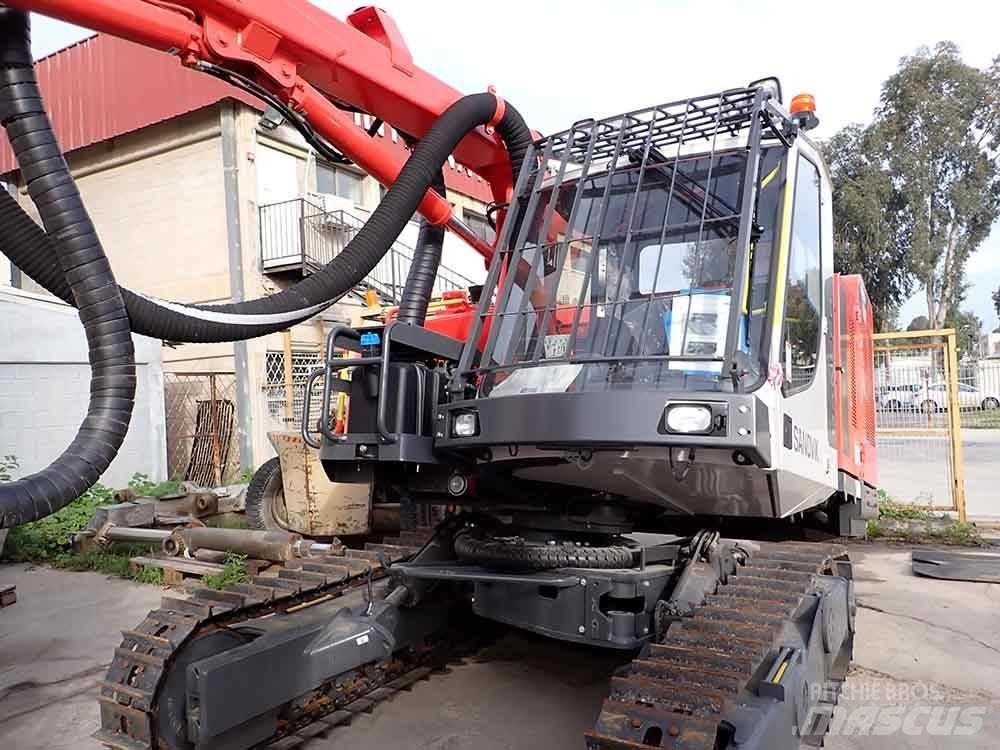 Sandvik DX800 钻孔机