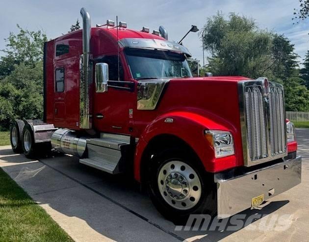 Kenworth W 990 牵引车