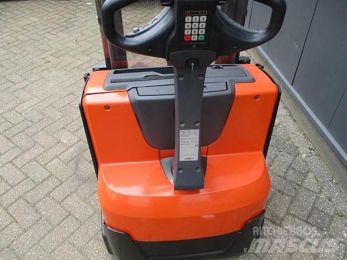 BT SWE 100 手推堆垛车