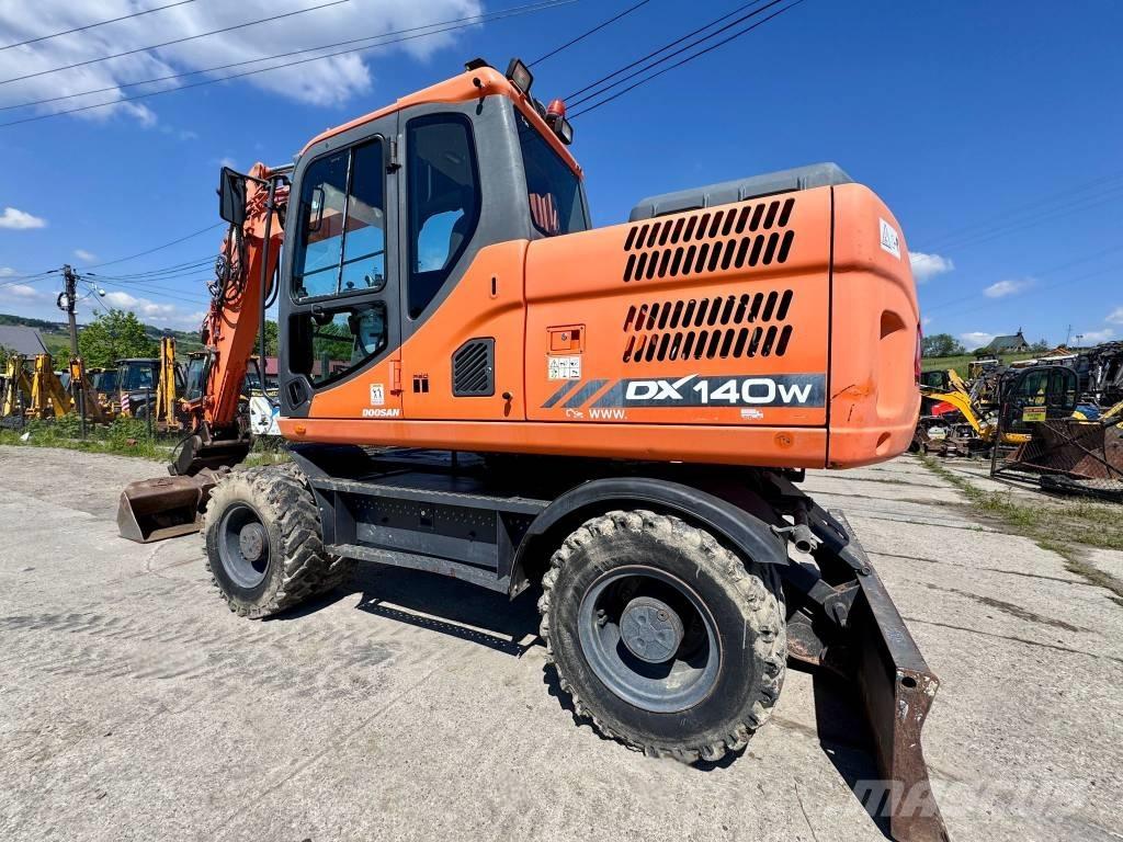 Doosan DX 140 W-3 轮式挖掘机