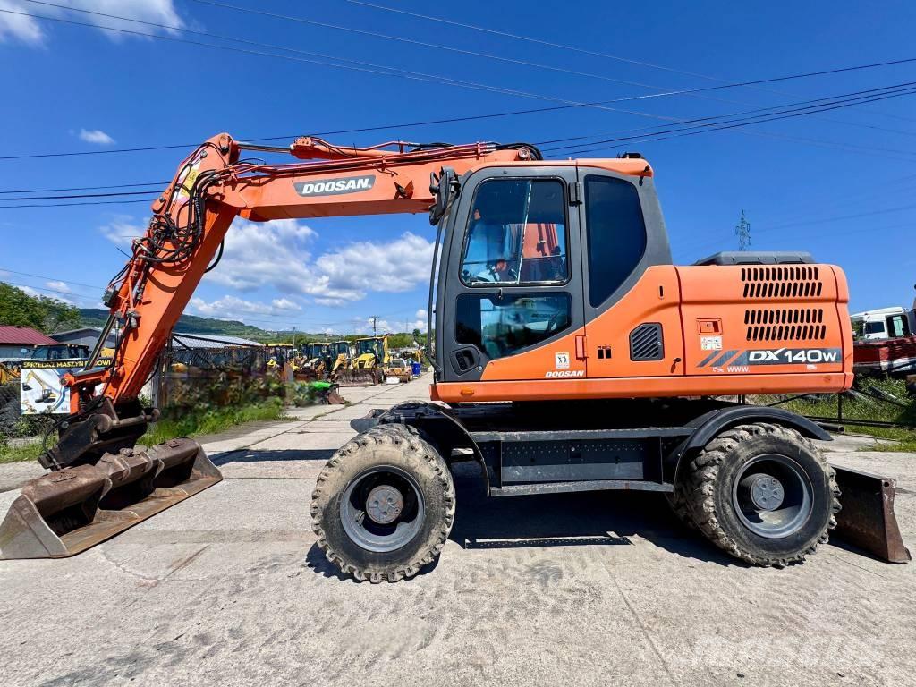 Doosan DX 140 W-3 轮式挖掘机