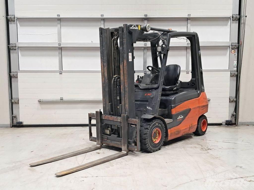 Linde E30-01 电动叉车