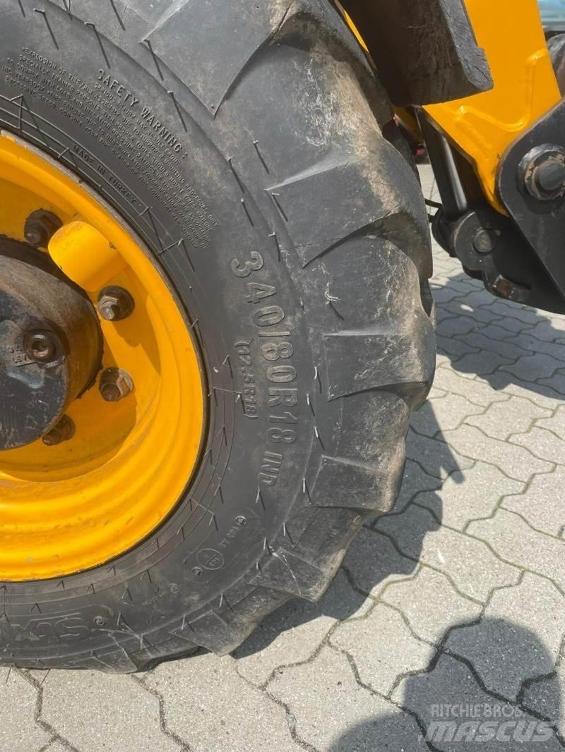 JCB 525.60 伸缩臂叉装车|叉装车