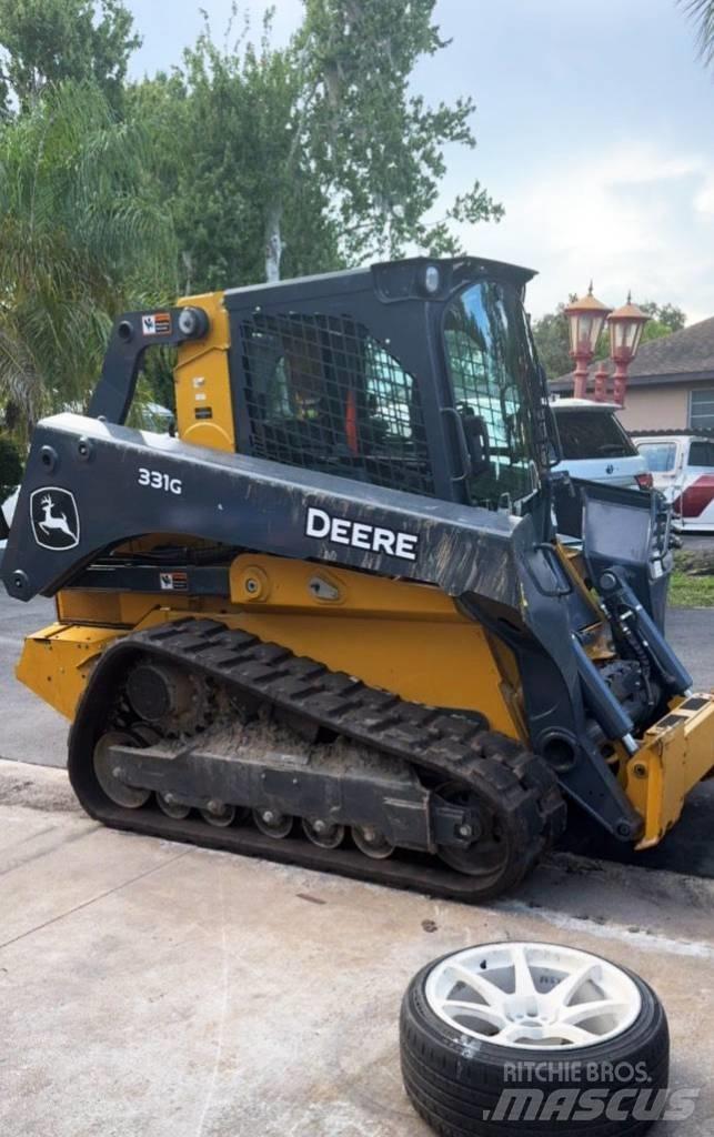 John Deere 331G 滑移装载机