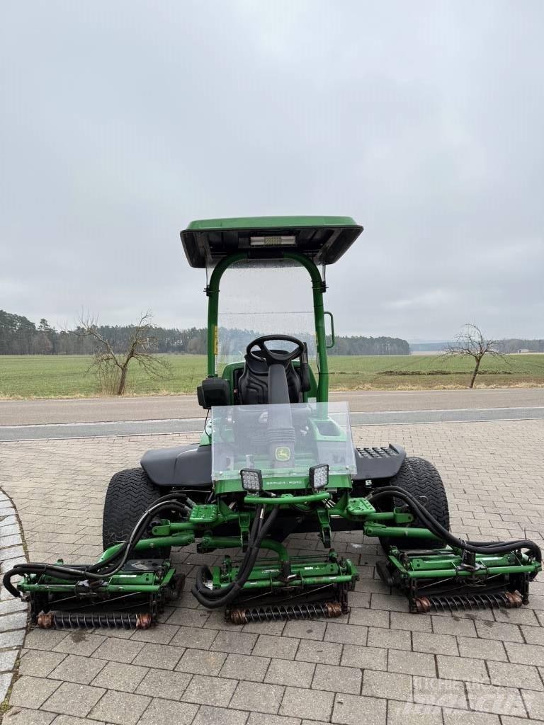 John Deere 8700 A 球道割草机