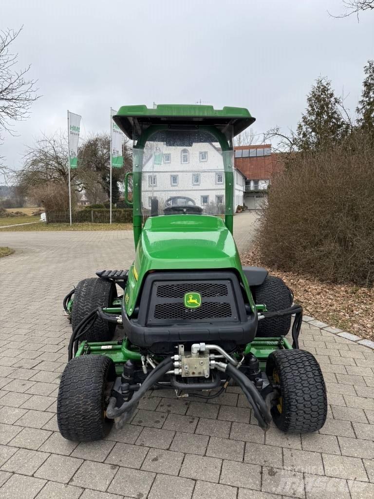 John Deere 8700 A 球道割草机