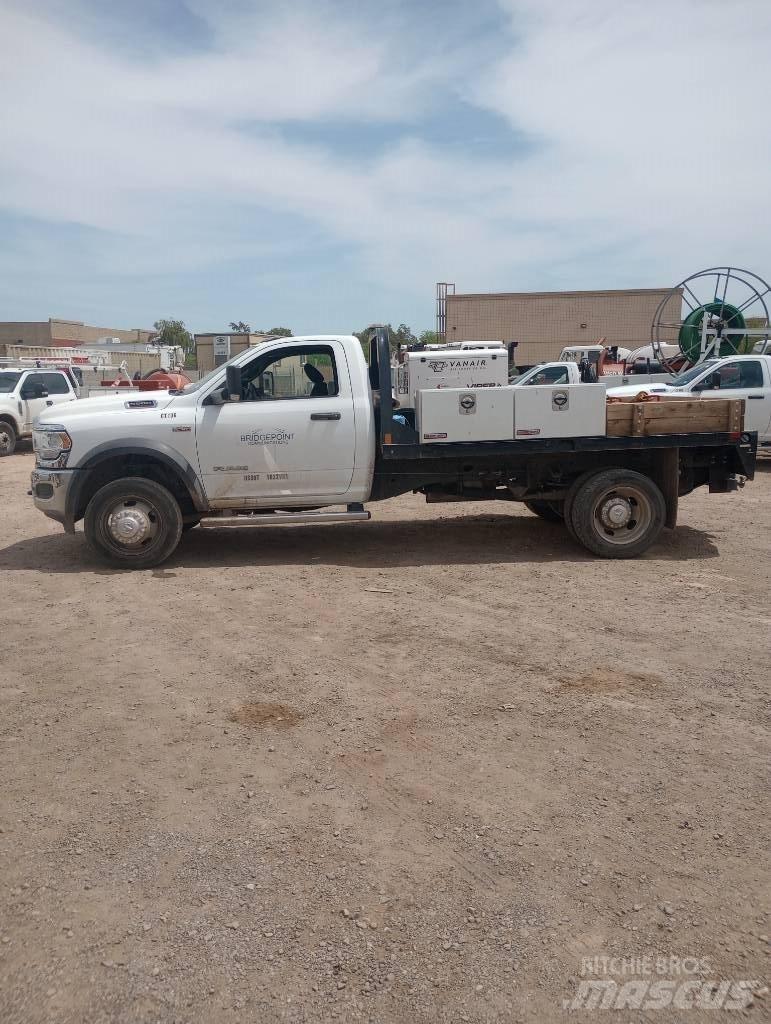 RAM 5500 平板栏板货车