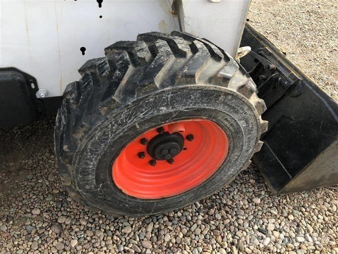 Bobcat S 300 滑移装载机