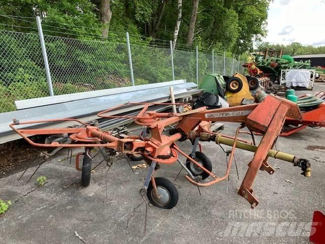 Deutz-Fahr KH400 DN 犁耙和摊草机