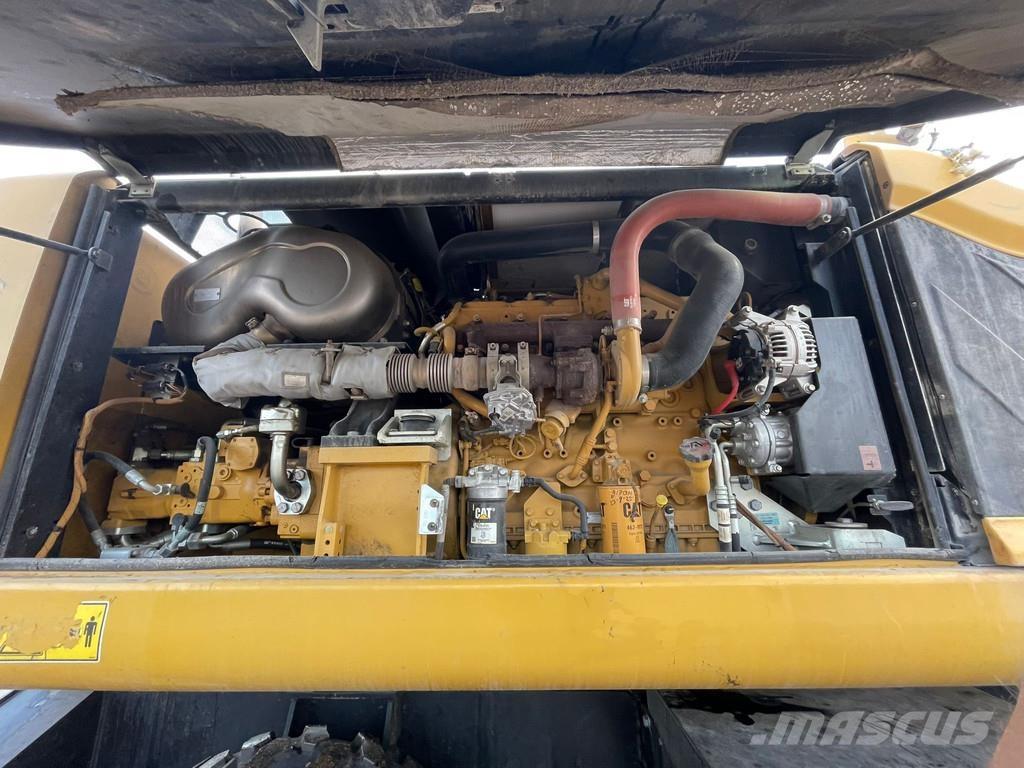 CAT MH3024 轮式挖掘机