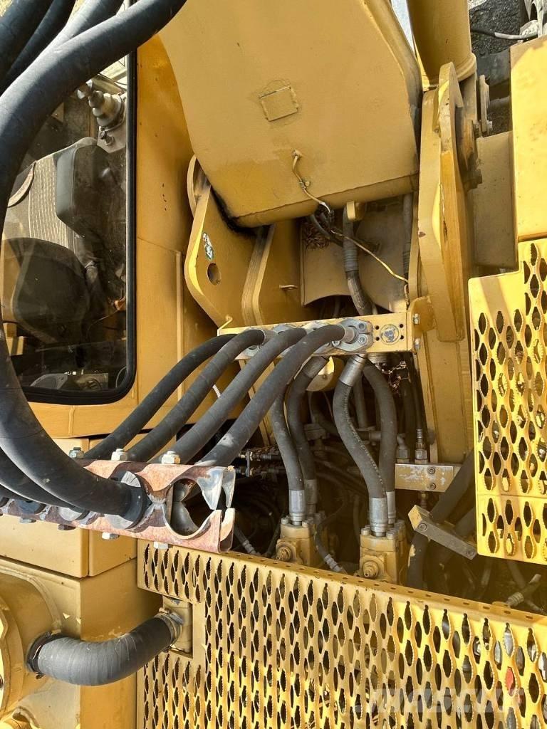 CAT 214 轮式挖掘机