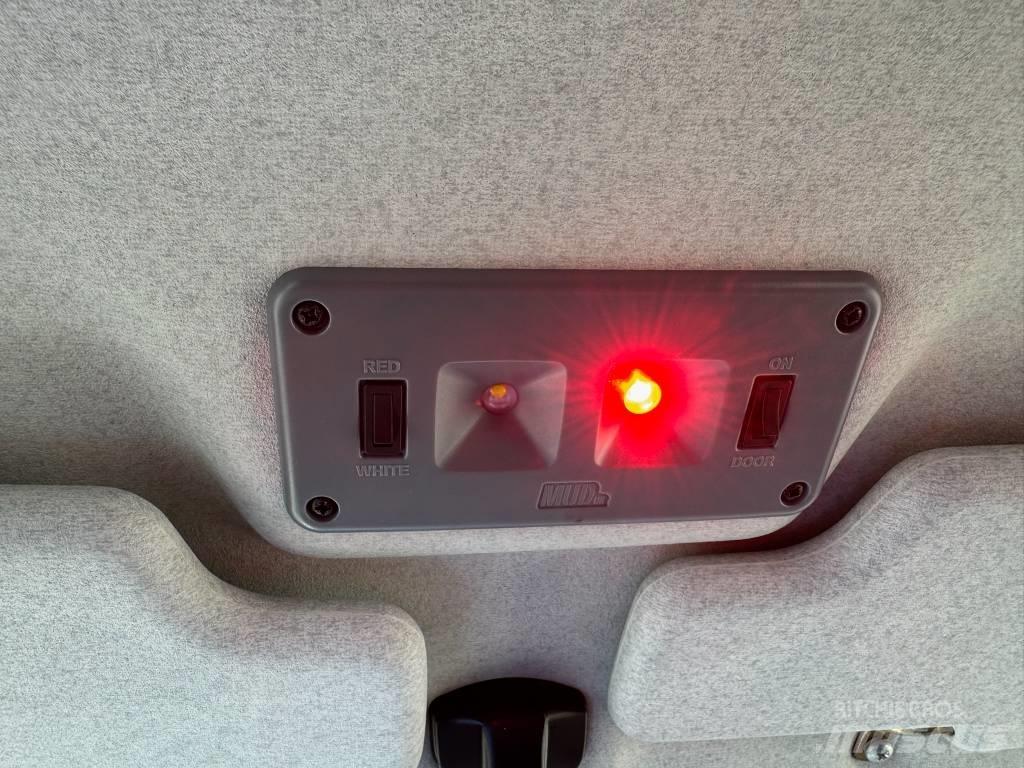 Land Rover Defender 汽车