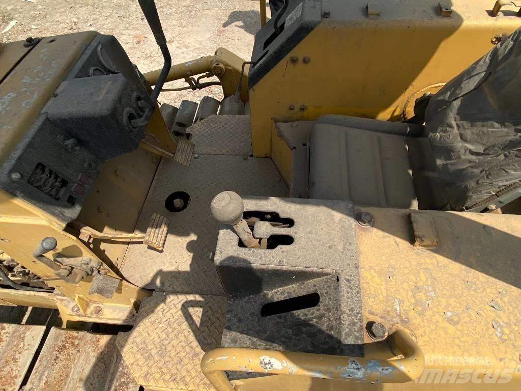 Komatsu D21P-6 履带式推土机