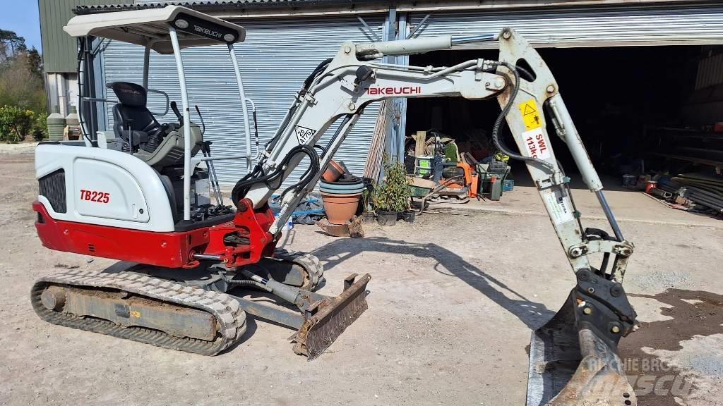 Takeuchi TB 225 小型挖掘机