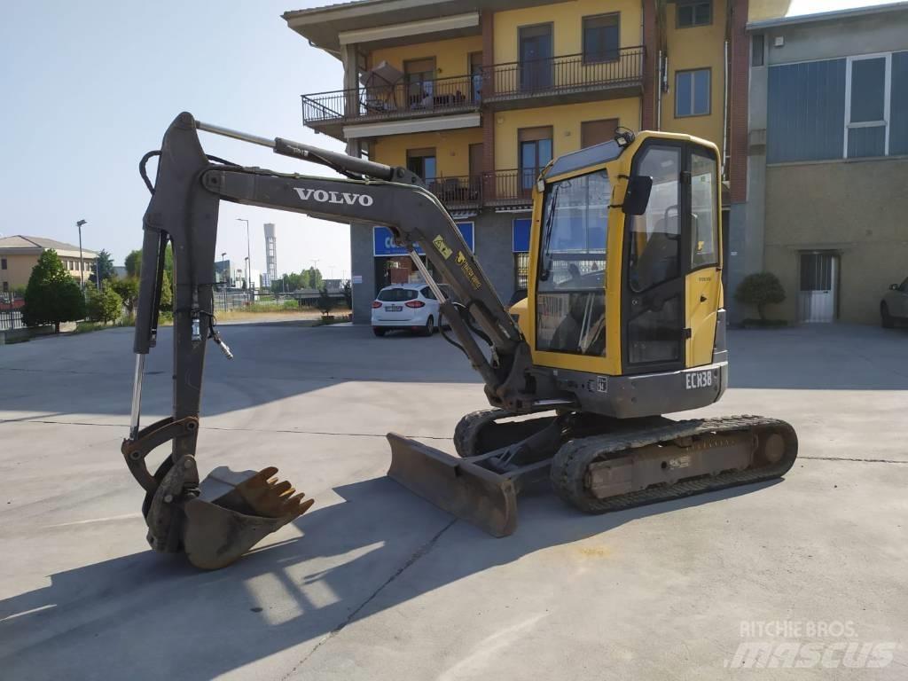 Volvo ECR 38 小型挖掘机