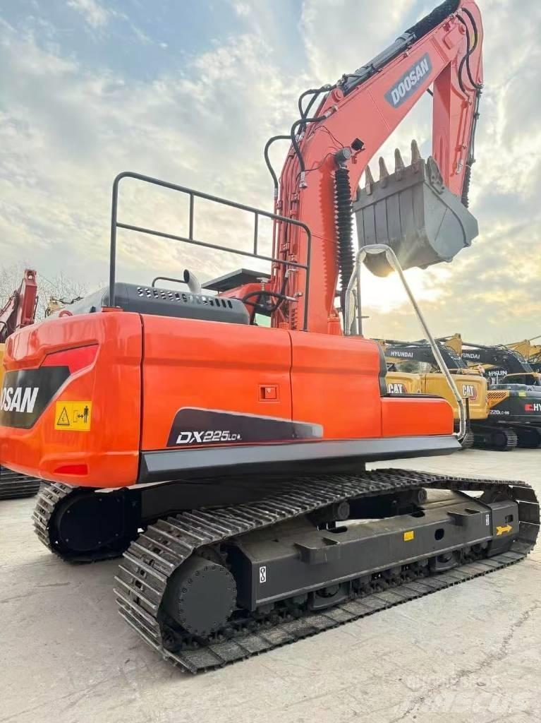 Doosan DX 225 LCA 中型挖掘机