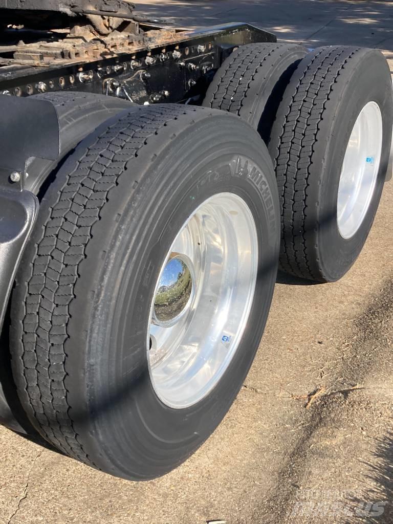 Western Star 5700 XE 牵引车