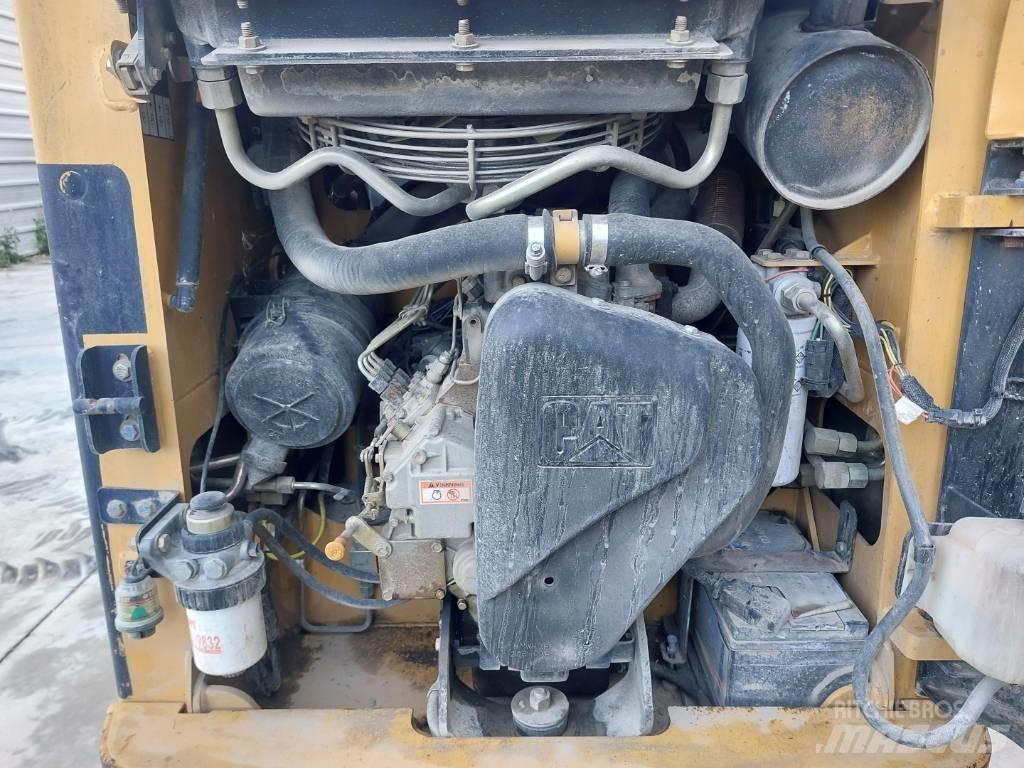CAT 216 滑移装载机