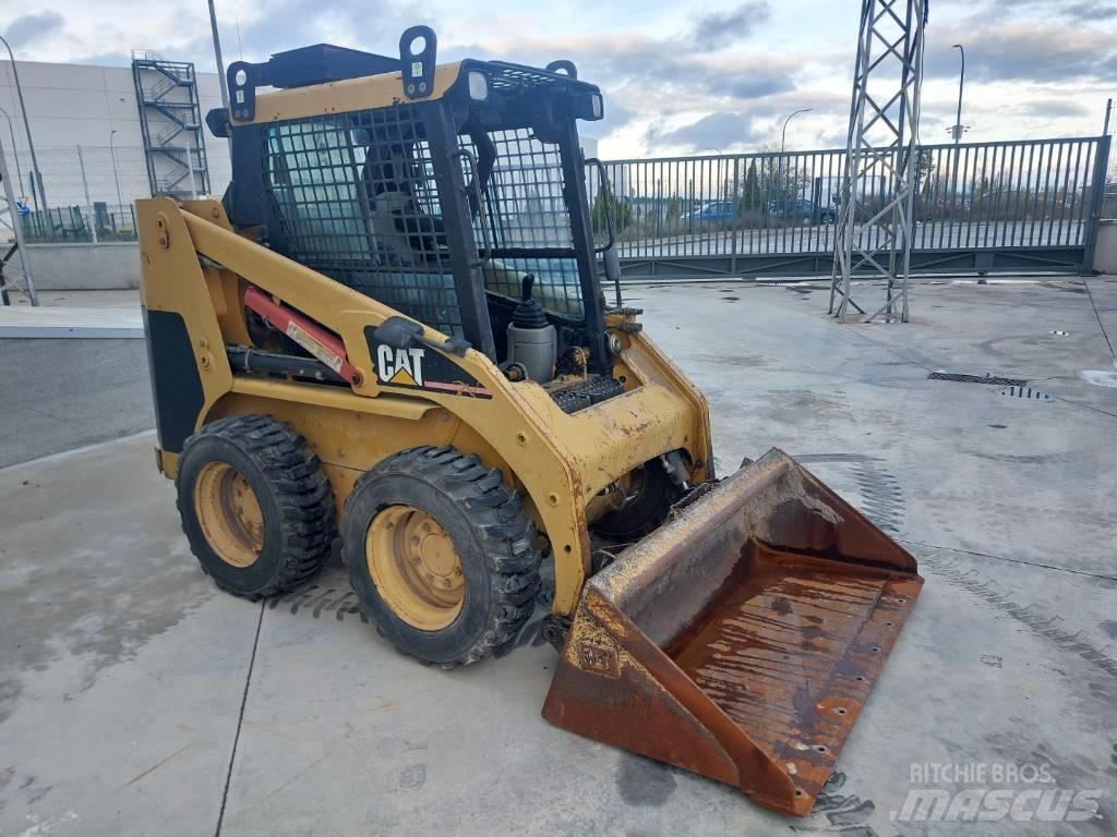 CAT 216 滑移装载机