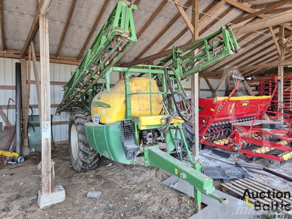John Deere 732 牵引式喷雾机