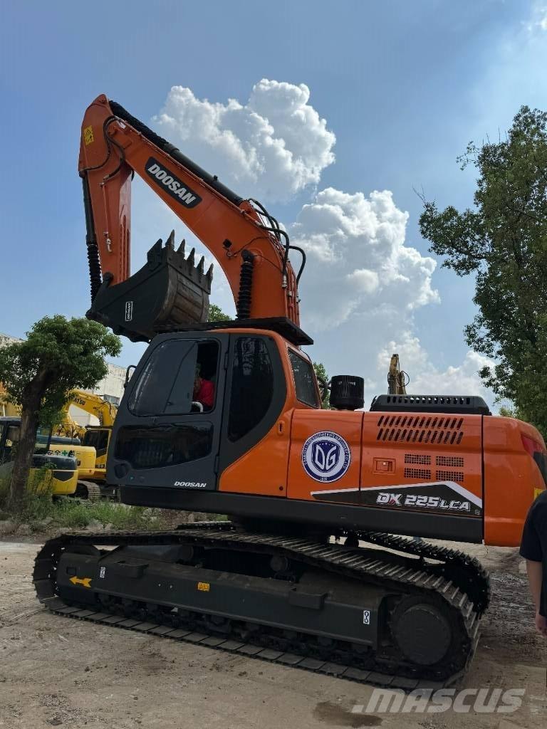 Doosan DX 225 LCA 中型挖掘机