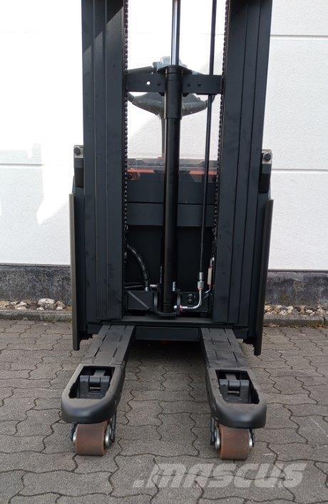 Toyota SWE120L 行走式堆垛机