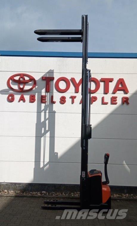 Toyota SWE120L 行走式堆垛机