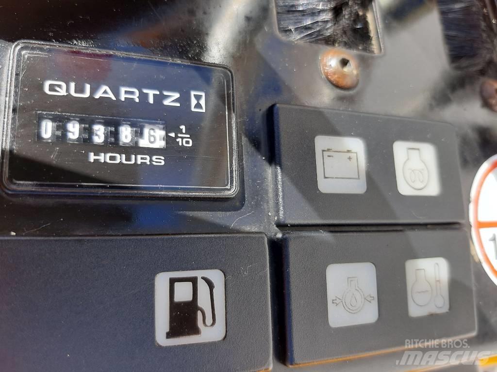 JCB 8008 CTS 小型挖掘机