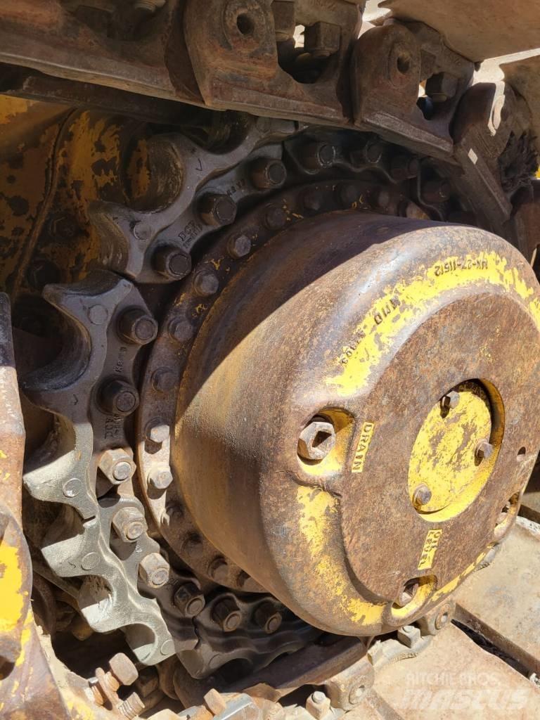 Komatsu D65EX-15 履带式推土机
