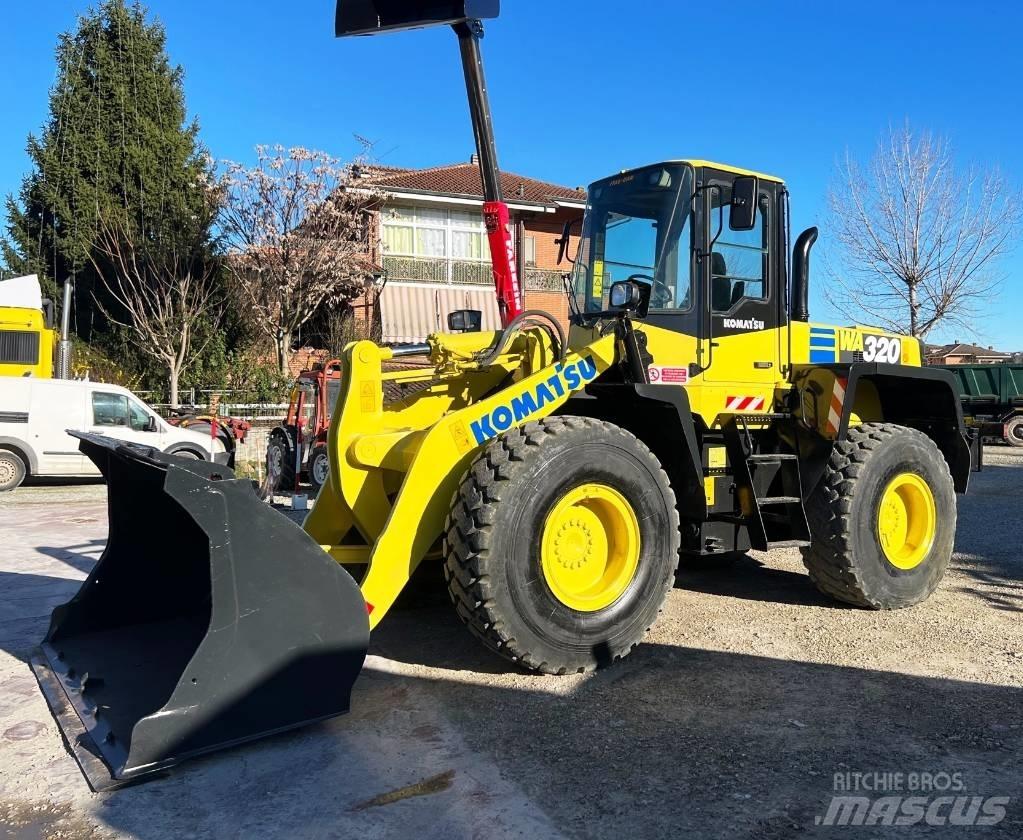 Komatsu WA 320 轮式装载机