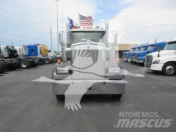 Kenworth W900 牵引车
