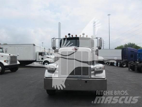 Peterbilt 388 牵引车