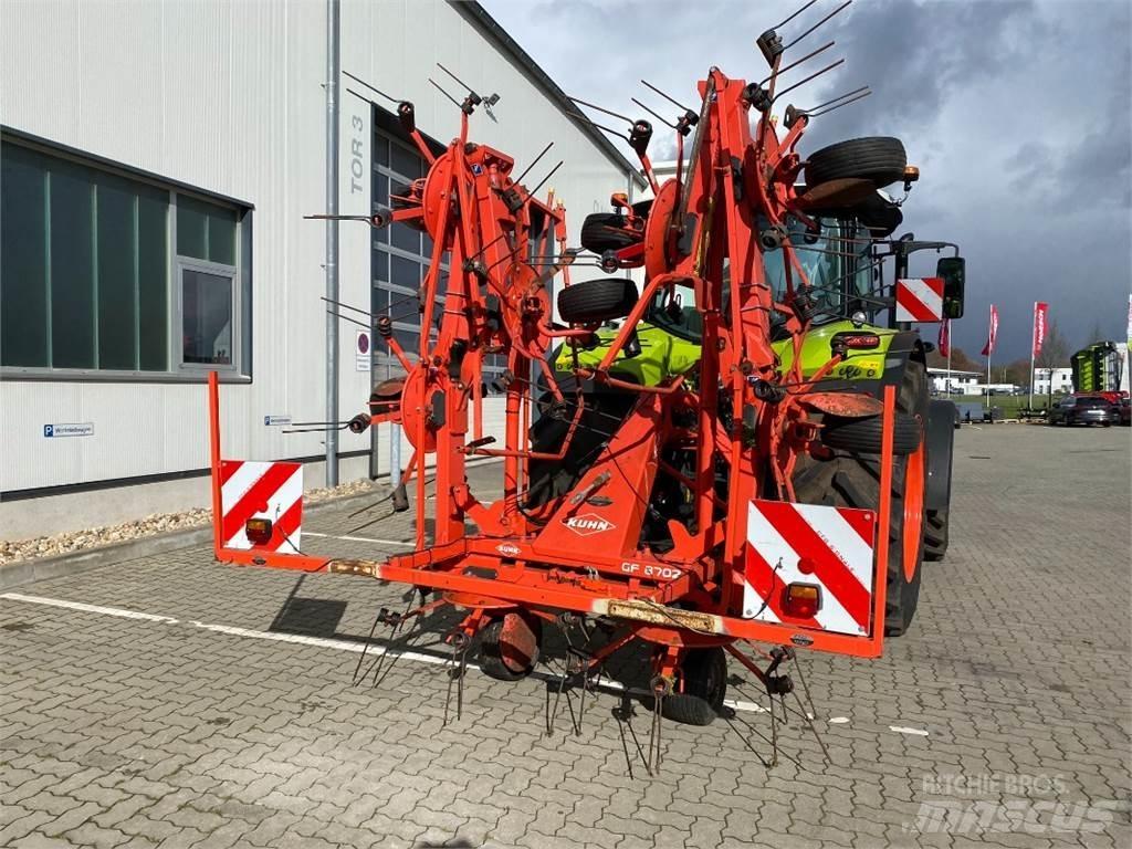 Kuhn GF 8702 犁耙和摊草机