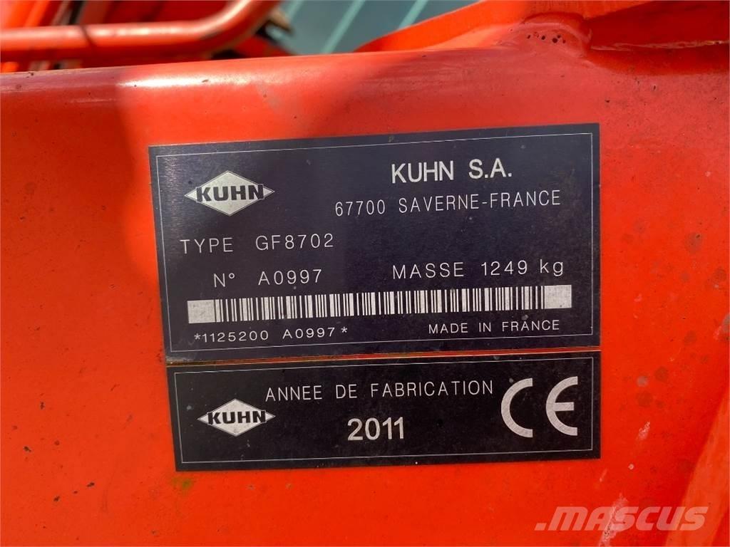 Kuhn GF 8702 犁耙和摊草机